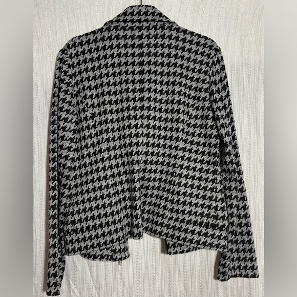 Chic Black and Gray Houndstooth Blazer - Picture 4 of 4